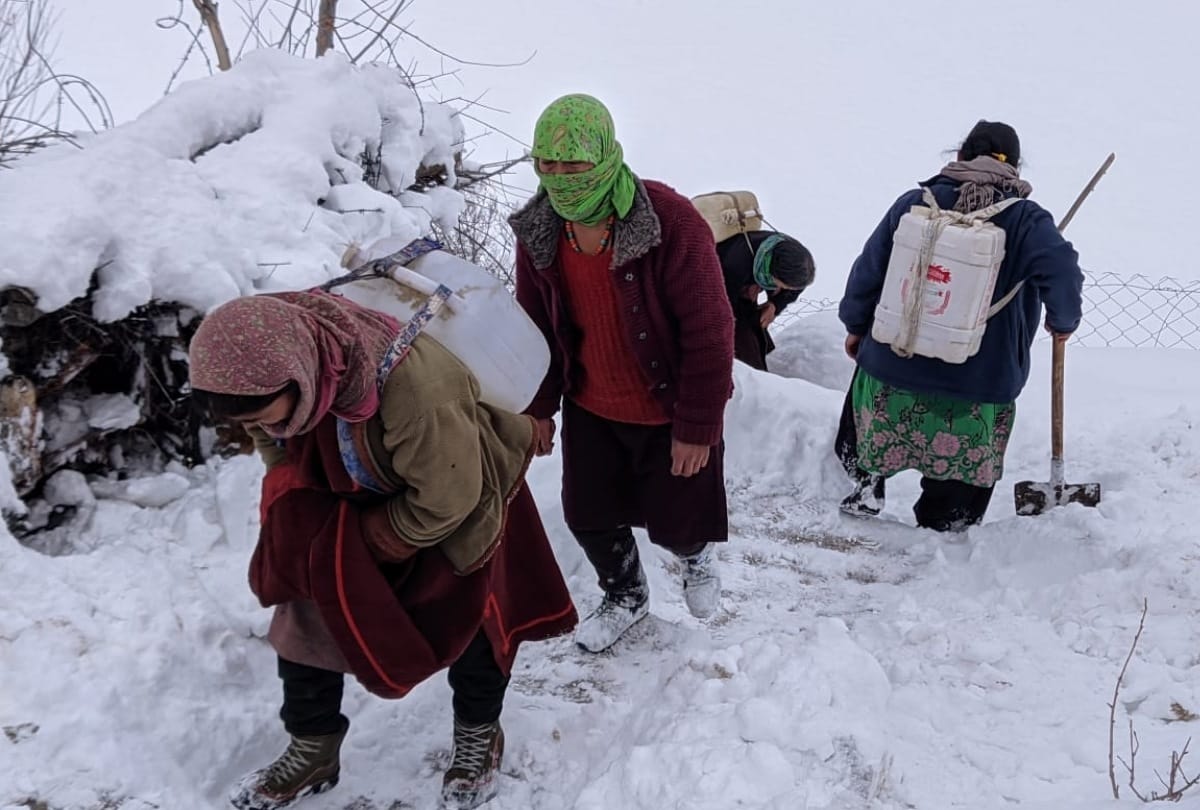 Himachal News: snowfall in Lahaul spiti No water supply in village