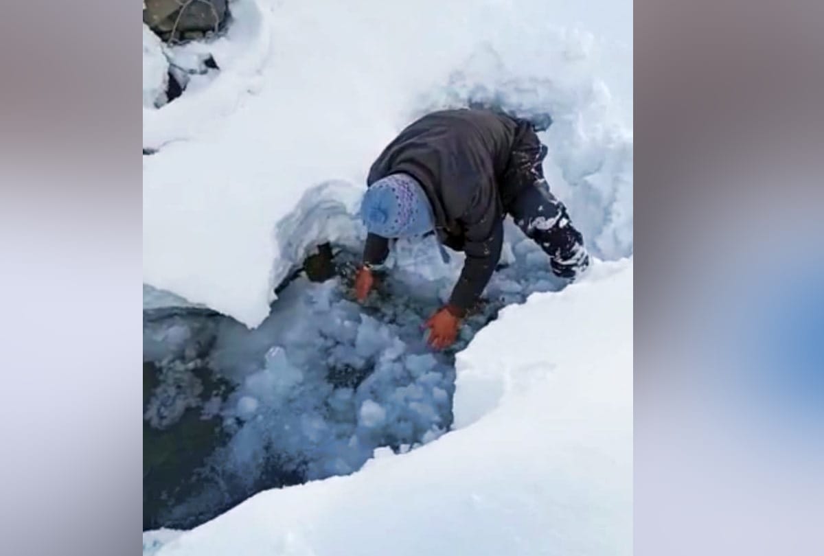 Himachal News: snowfall in Lahaul spiti No water supply in village