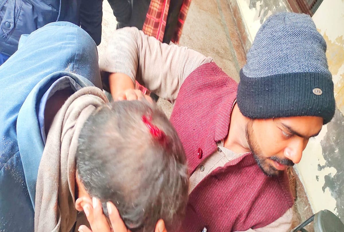 Allahabad University Student's union rest house ceiling plaster fell teacher injured