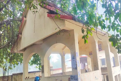 Allahabad University Student's union rest house ceiling plaster fell teacher injured
