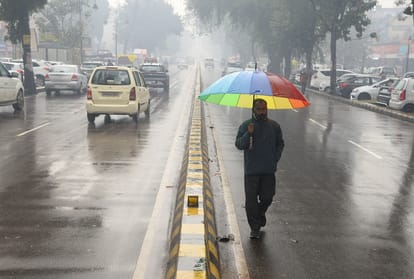 Prayagraj: The temperature dropped due to the rain throughout the day, people were lurking in the houses