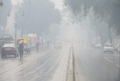 Prayagraj: The temperature dropped due to the rain throughout the day, people were lurking in the houses