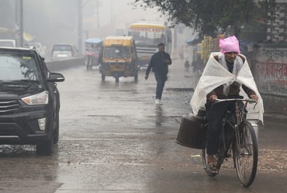 Prayagraj: The temperature dropped due to the rain throughout the day, people were lurking in the houses