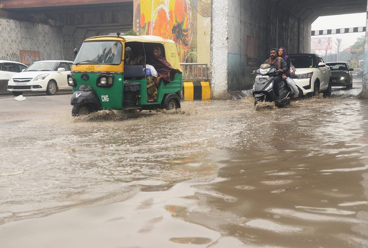 Prayagraj: The temperature dropped due to the rain throughout the day, people were lurking in the houses