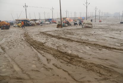 Prayagraj: The temperature dropped due to the rain throughout the day, people were lurking in the houses