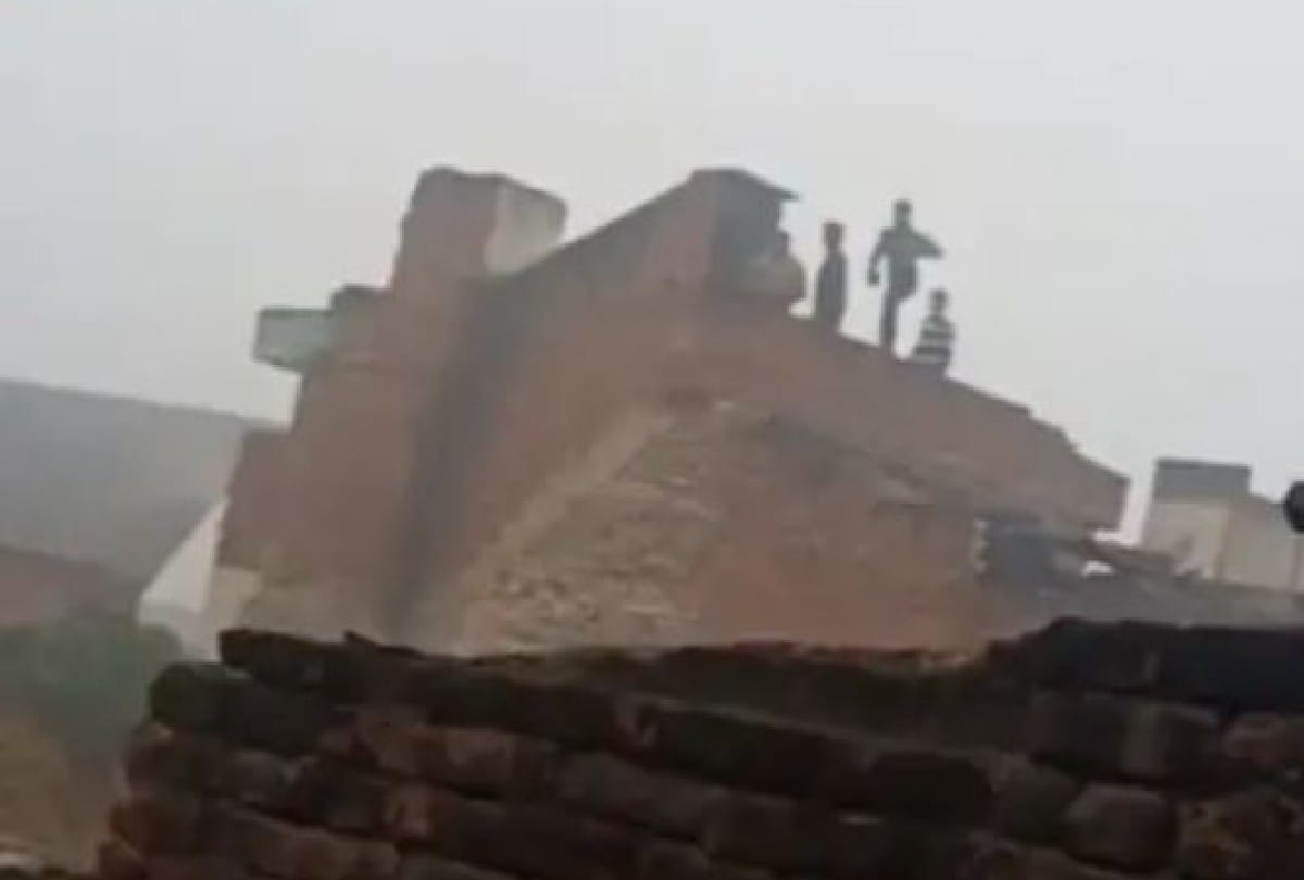 Stone pelting after dispute among women video goes viral in agra