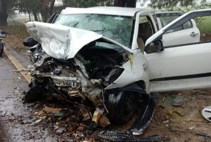 Youth dies in face-to-face collision in two cars in Pratapgarh four referees including woman