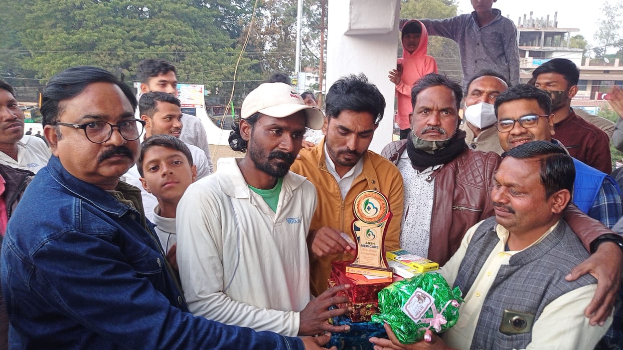 Duddhi junior team reached the final after defeating the town club