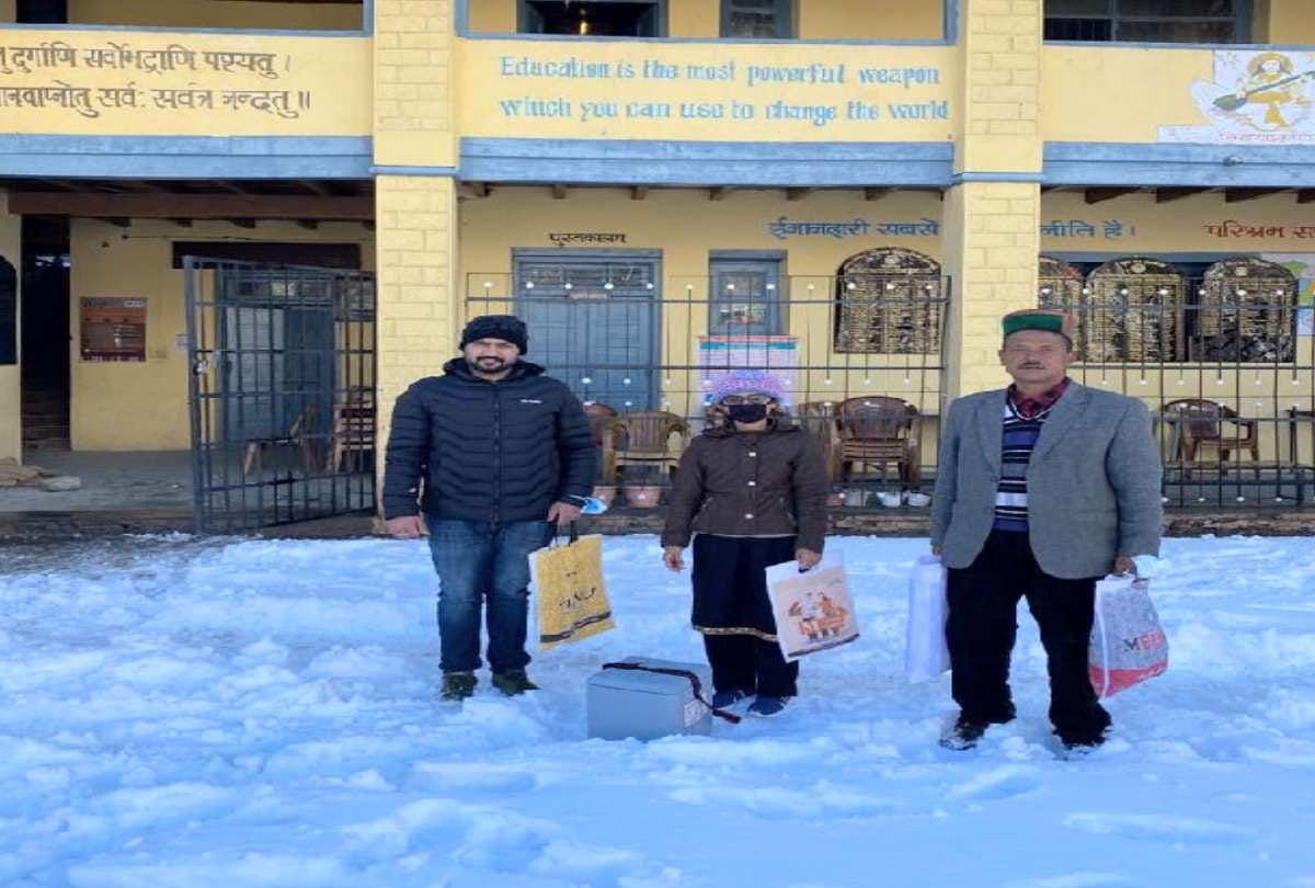 Kinnaur: Vaccine delivered to Kanam school by walking three km amidst snow