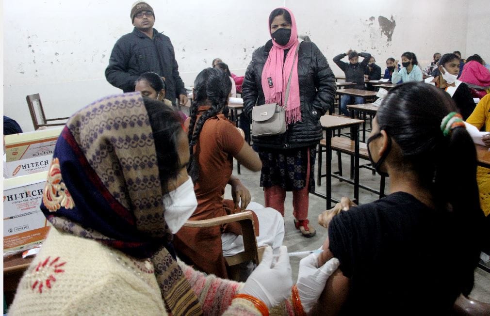 coronavirus varanasi update 210 covid positive found in first time in third wave  toll free number released