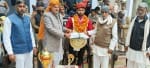 वेट लिफ्टिंग में गोल्ड मेडल विजेता प्रद्युमन को सम्मानित करते कोसली विधायक लक्ष्मण सिंह यादव।