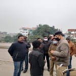 Prayagraj News : नैनी में बम मिलने की सूचना पर पहुंची पुलिस छानबीन करते हुए।