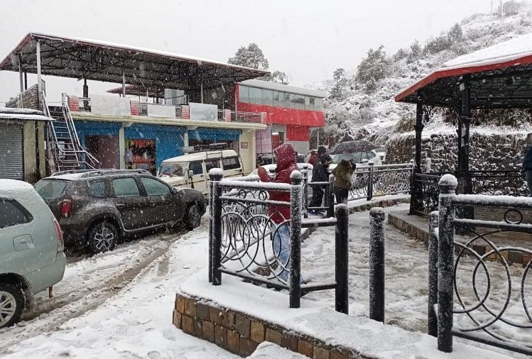 Snowfall In Mussoorieबर्फ की सफेद चादर से ढकी पहाड़ों की रानी मसूरी