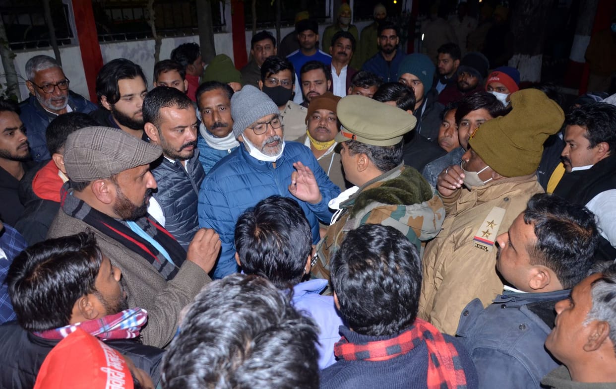 SP-BJP workers fought in election debate, threw chairs
