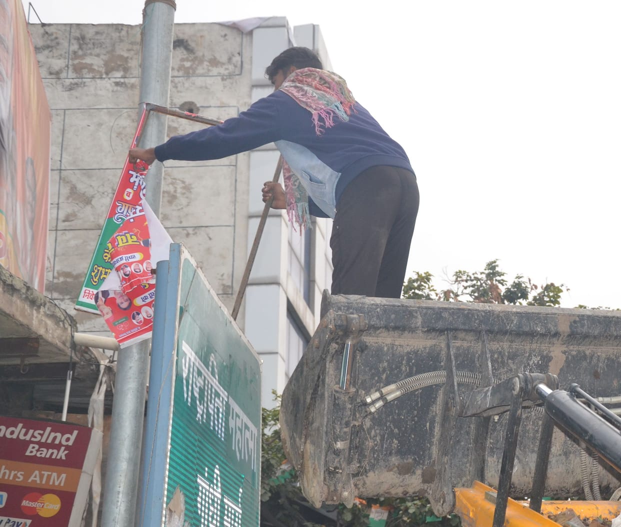 Mathura: Hoardings installed in the city removed by the Municipal Corporation