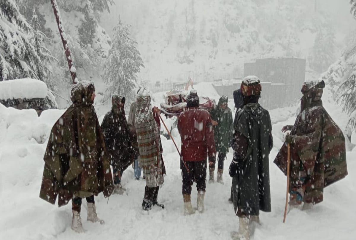 Bihu dance of soldiers amid heavy snowfall on Indo-Pak border