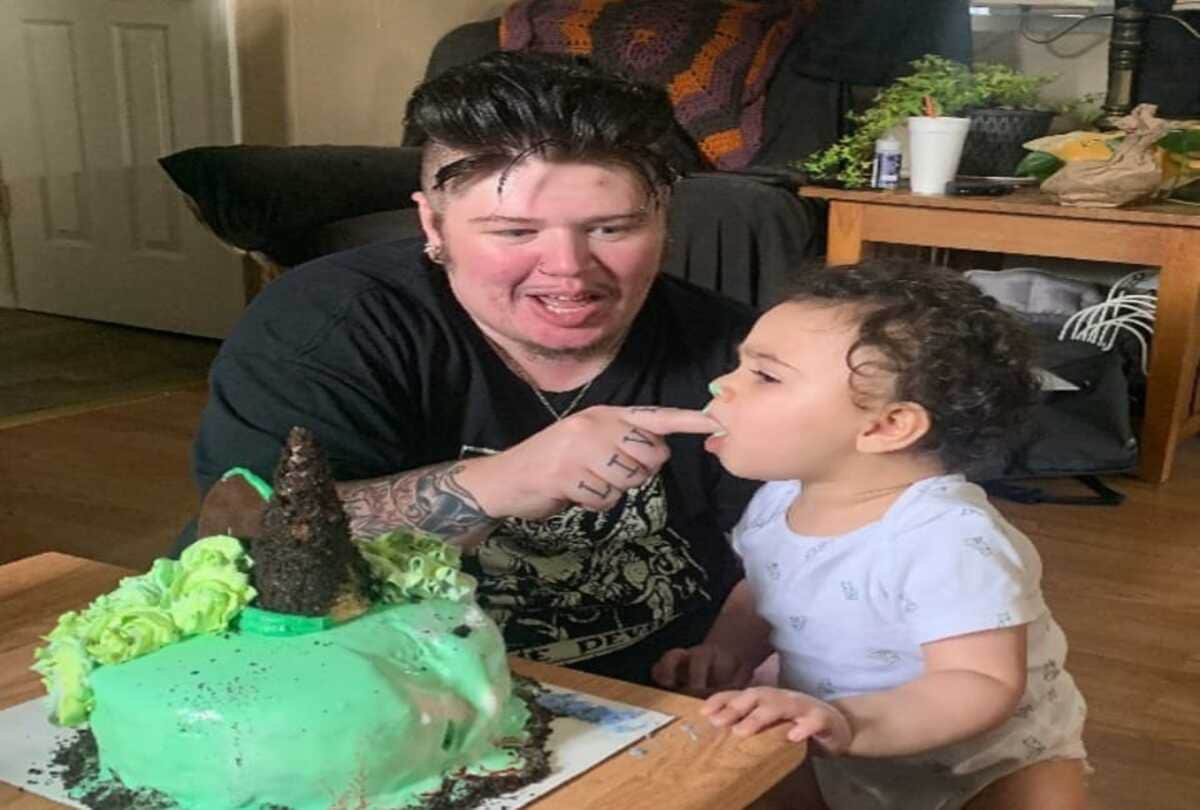 28 year old man gives birth a baby after during gender change treatment