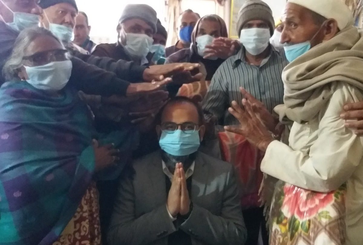 Sehore collector reached among the elderly, said the elders have a wealth of experiences, their experiences are the ladder of our success