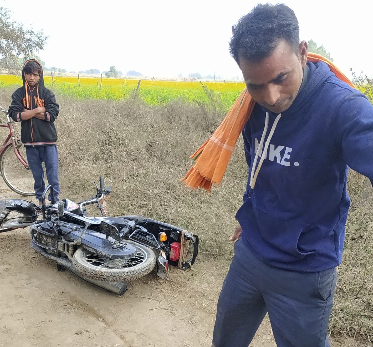 40 thousand rupees looted after hitting a potato trader's bike