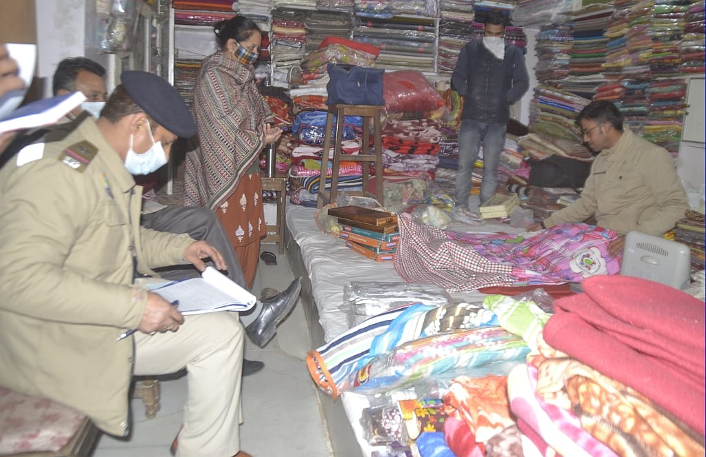 people not wear mask and police  doing chalan