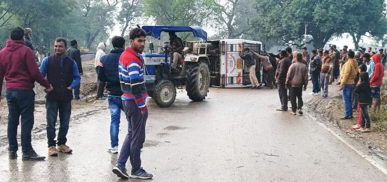 fathepur news,Uncontrolled bus overturns on Galehra bridge