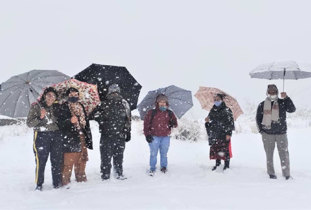 Health workers reached Barthata school to apply covid19 vaccine in half a foot of snow