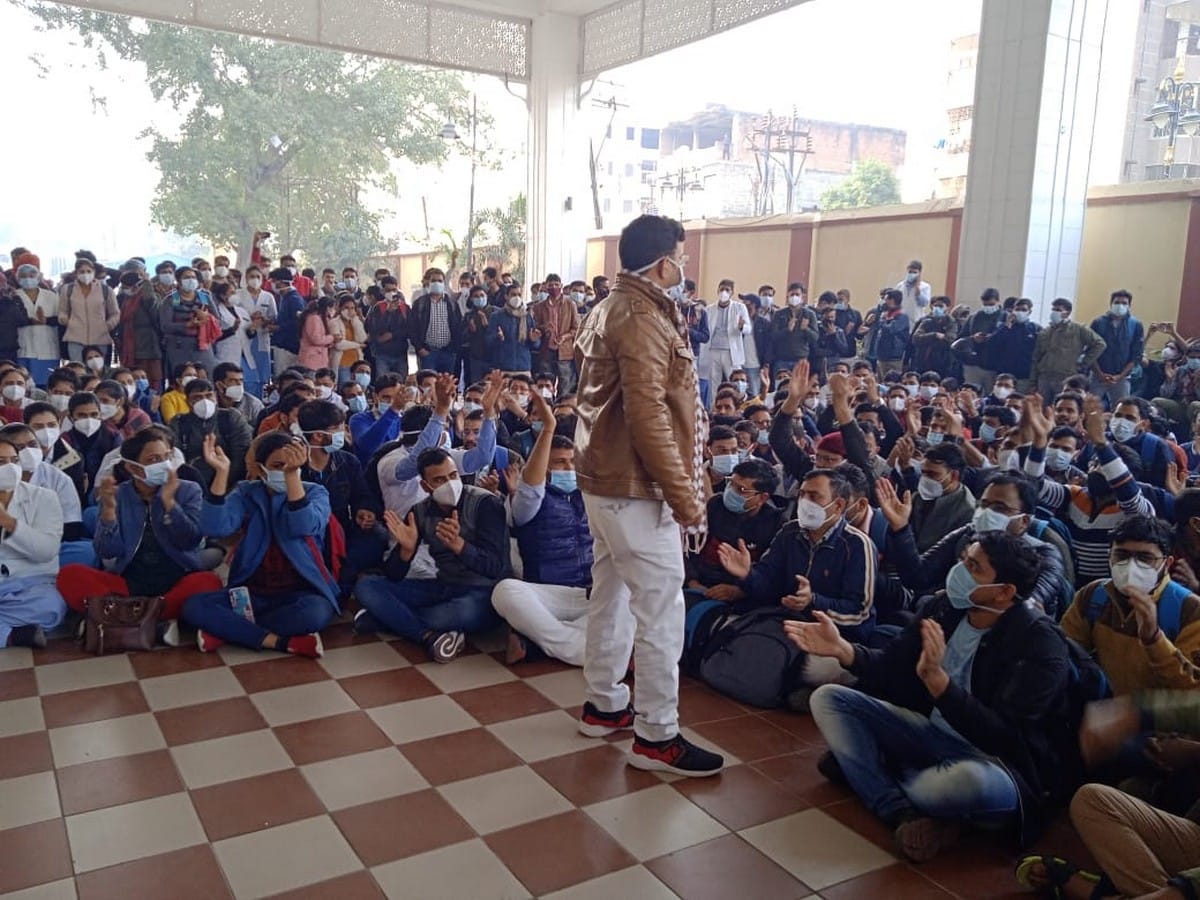 Nursing officers protest against beaten up in BHU hospital emergency by MS