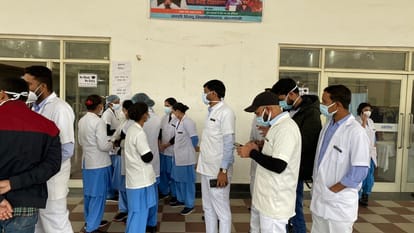 Nursing officers protest against beaten up in BHU hospital emergency by MS