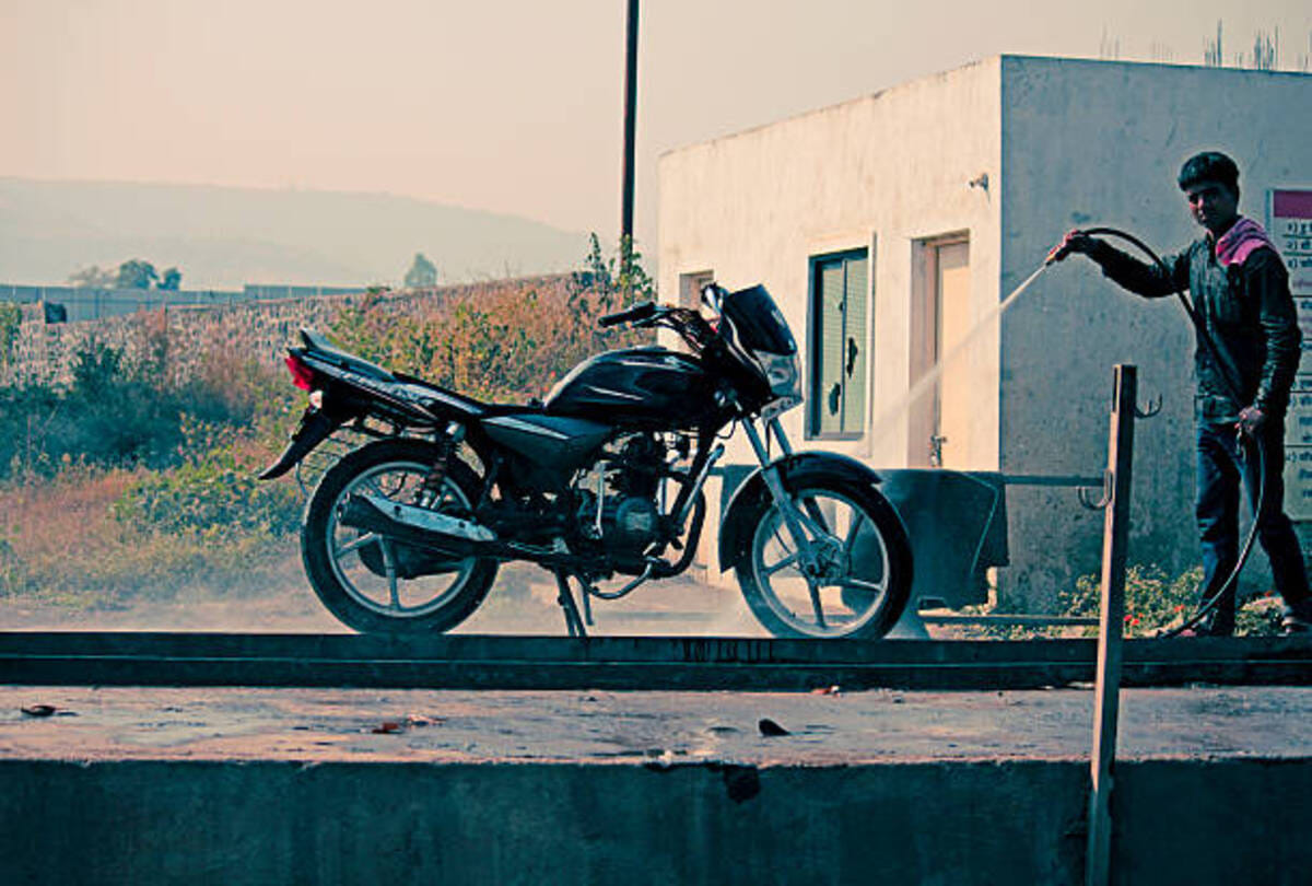 How To Wash Your Bike Safely at Home follow these steps auto news in hindi