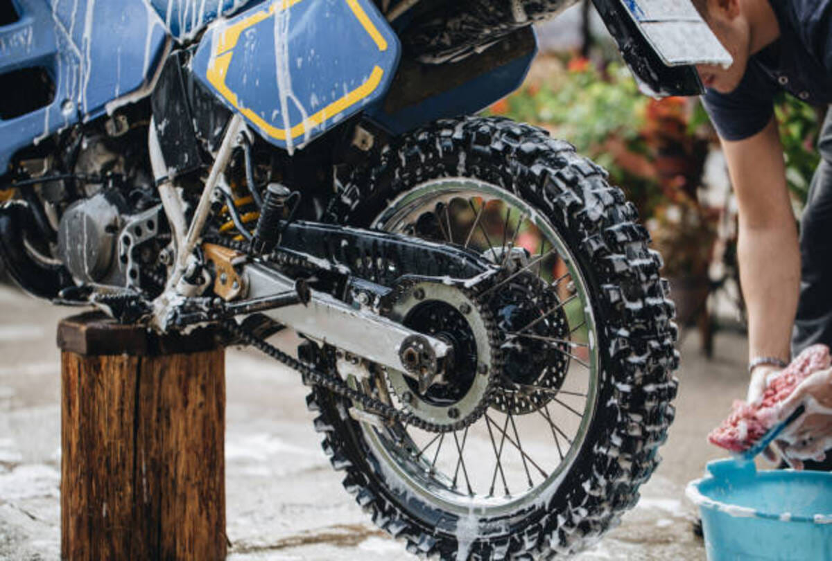 How To Wash Your Bike Safely at Home follow these steps auto news in hindi
