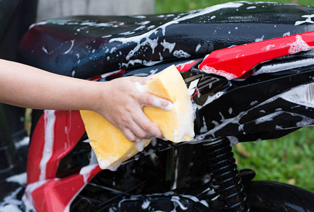 How To Wash Your Bike Safely at Home follow these steps auto news in hindi