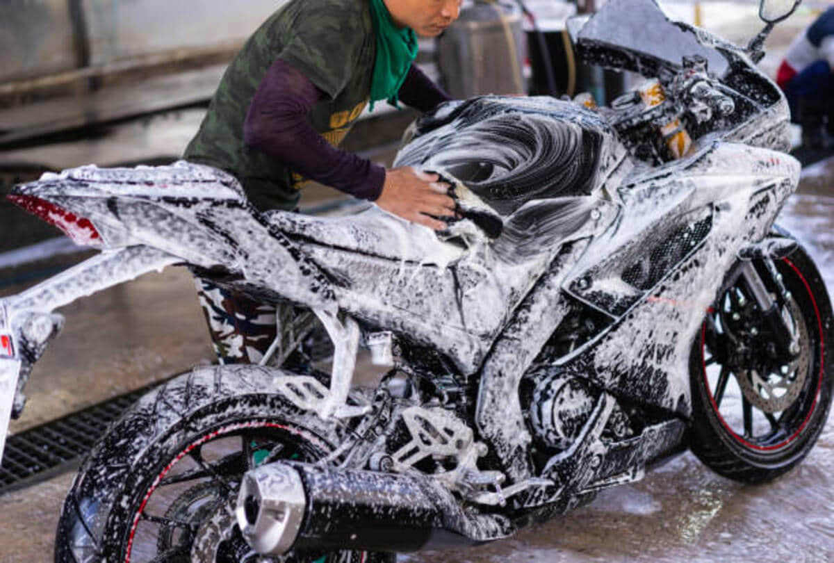 How To Wash Your Bike Safely at Home follow these steps auto news in hindi