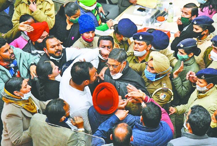 BJP and AAP councilors created ruckus during Mayor election in Chandigarh