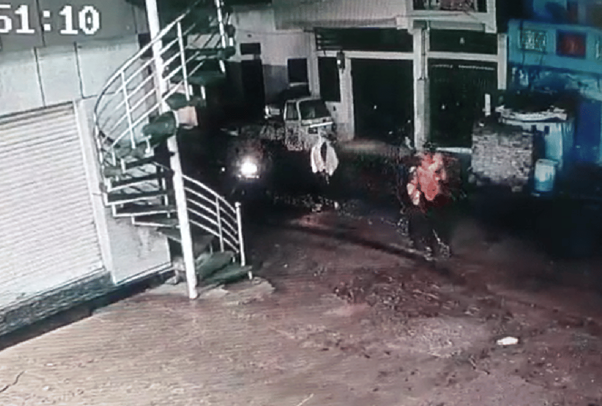 Chhatarpur: Within 25 minutes miscreants tried to scare by firing at two places, the incident recorded in CCTV cameras