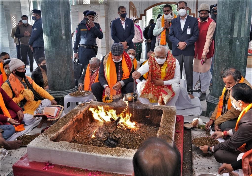 Worship: For the longevity of the Prime Minister, the Chief Minister gave a complete offering in the Mahamrityunjay Yagya