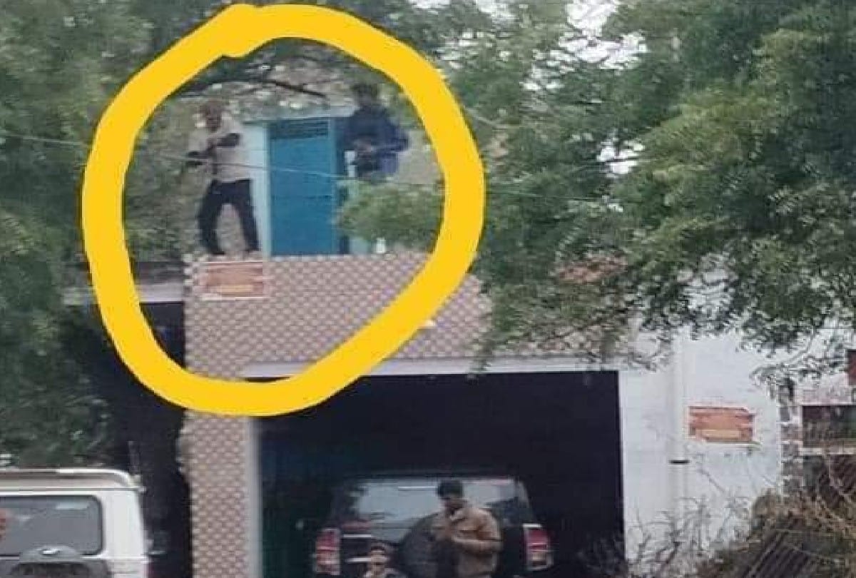 firing and stone pelting between two groups in agra