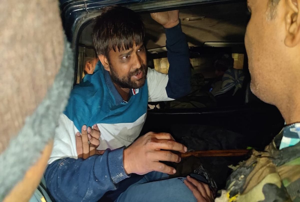 police arrested ten smugglers with ganja worth Rs two crore after encounter in agra