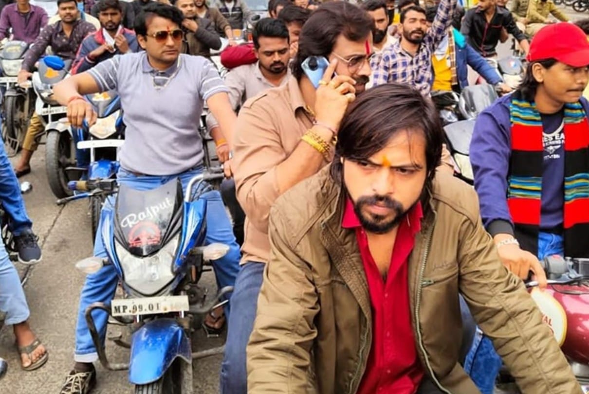 Madhya Pradesh: Karni Sena demonstrated at Javed Habib's salon in Indore, said- Remove Habib's name boards from outlets