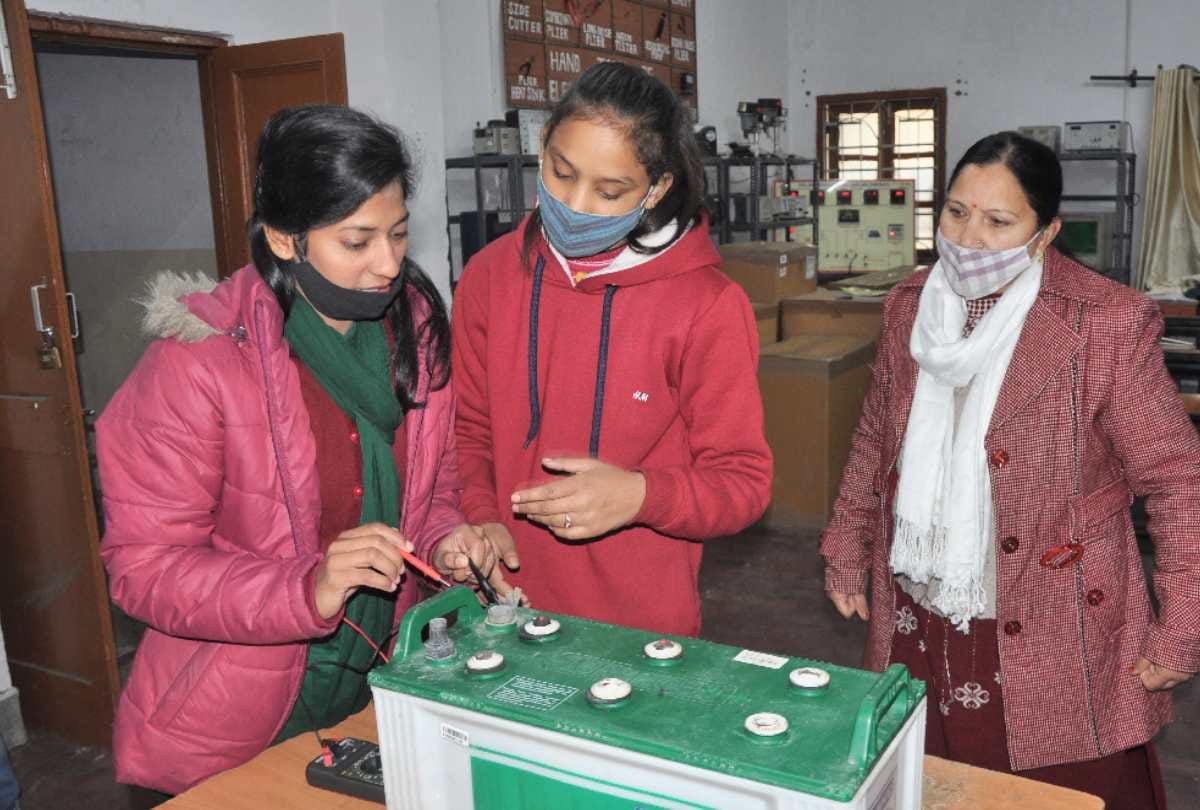 Girls are learning to play with current in ITI dhari dharamshala himachal