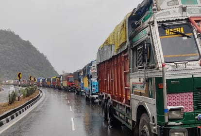 Pictures of rain and snowfall in Jammu and Kashmir: Traffic halted on Jammu-Srinagar highway, snowfall in Vaishno Devi, blanket of snow covered entire Kashmir