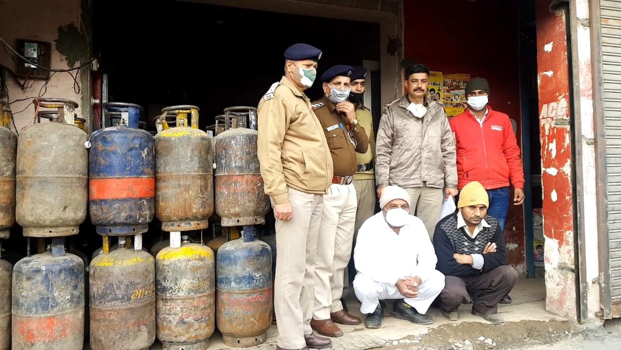 Baddi police arrests traders with 118 cylinders kept illegally