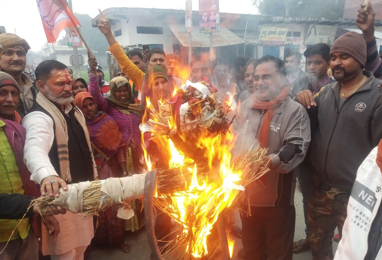 bhaajapaajanon ne phoonka panjaab ke seeem ka putala
