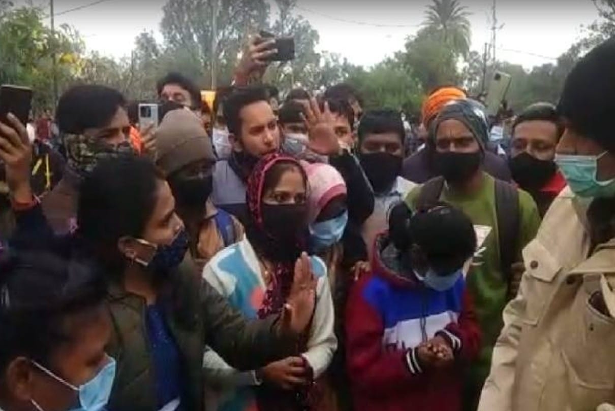 Ujjain: The candidates got angry due to the postponement of the recruitment process, surrounded the collector bungalow ... agreed after the advice of the police