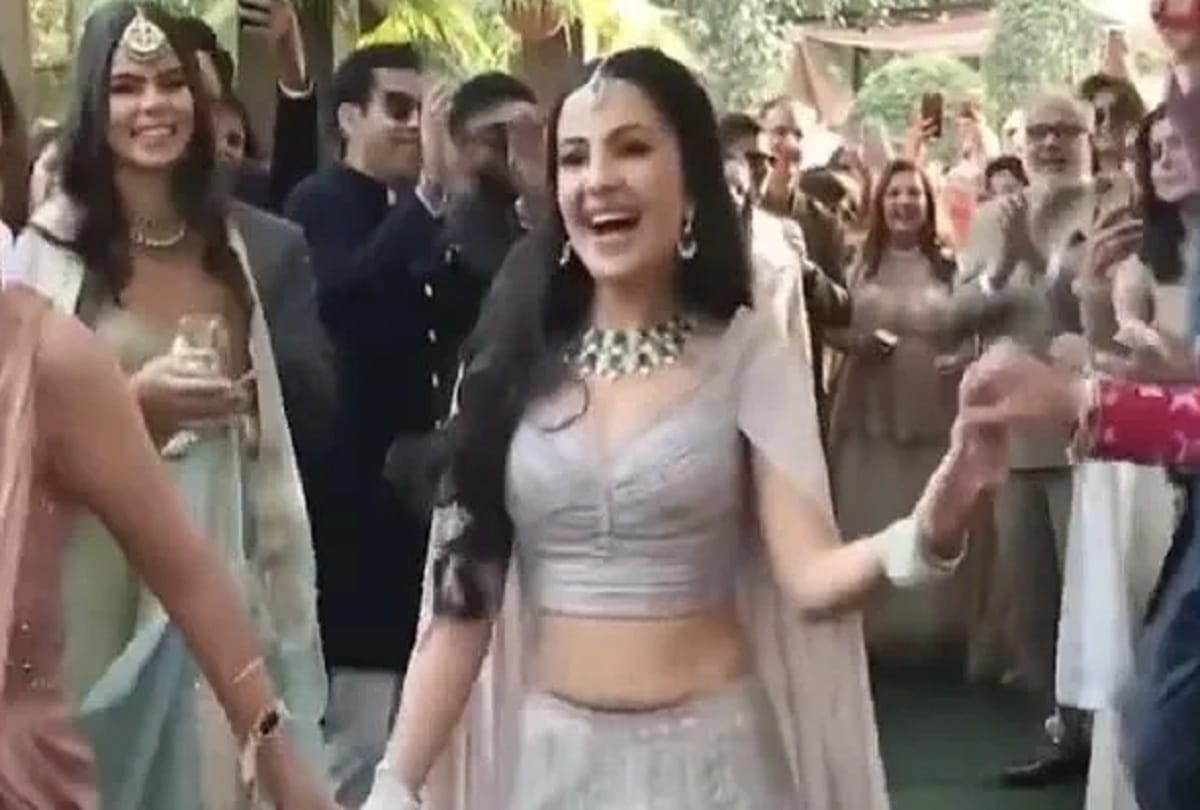 viral video, watch this bridal entry and family friends got lot of fun