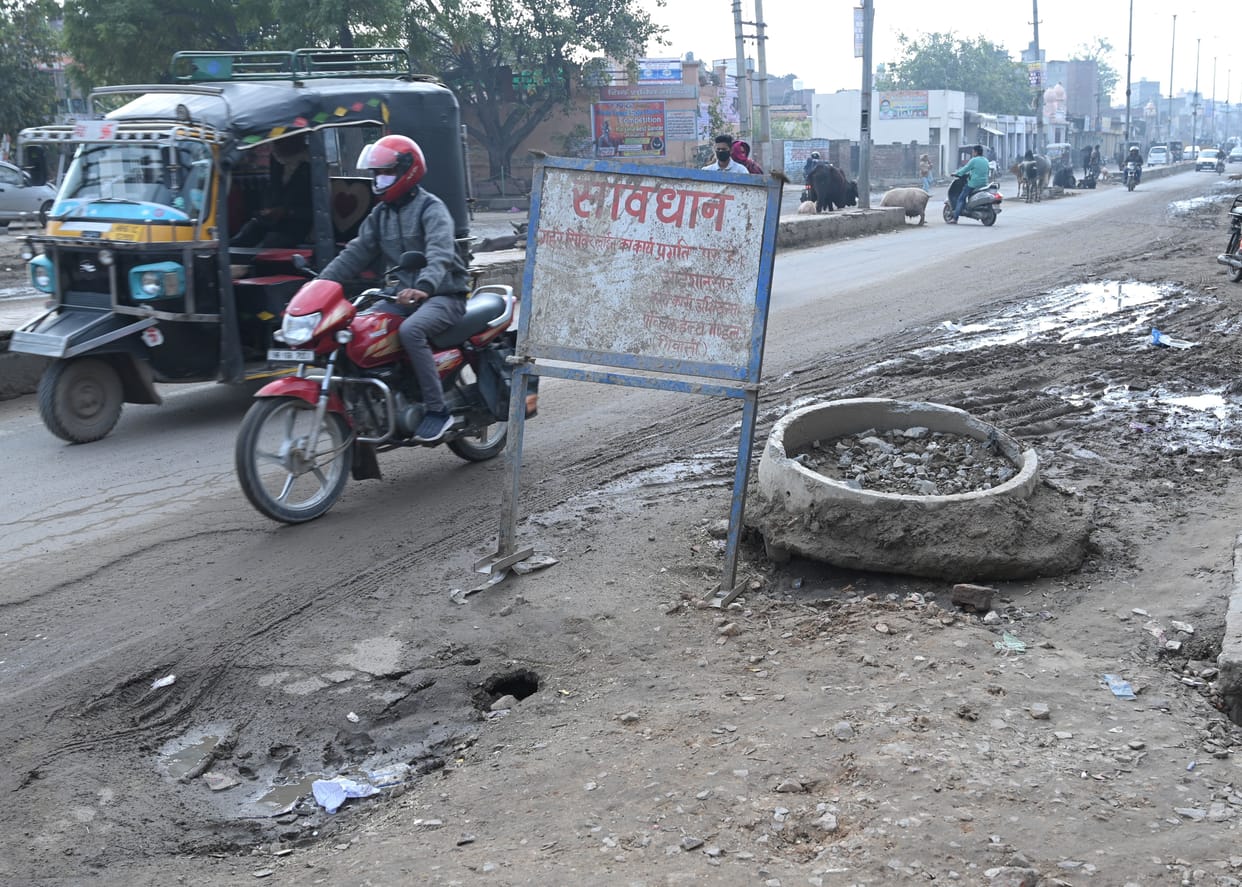 Manhole will be built on the highway to fix the sewer line, will be a one-way way