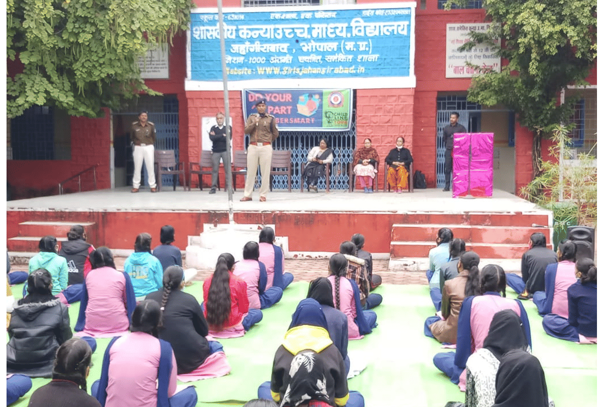 Bhopal: Police and Child Line did a public dialogue to curb the incidents of women crimes and cyber fraud
