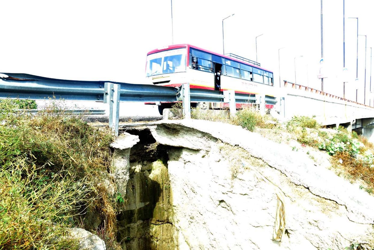 The soil submerged under the approach road of Kachla bridge, fear of accident