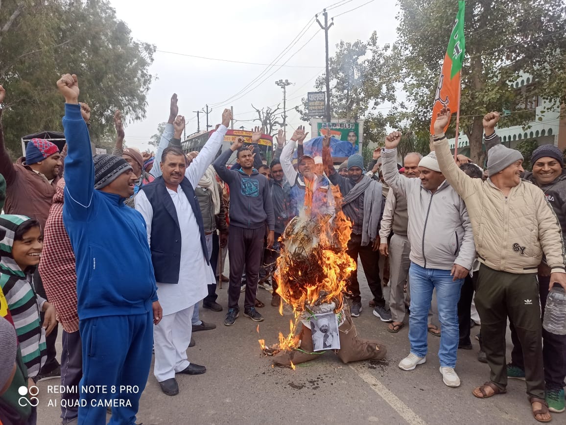 BJP workers burn effigy of Rahul Gandhi