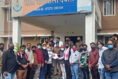 Madhya Pradesh: Karni Sena demonstrated at Javed Habib's salon in Indore, said- Remove Habib's name boards from outlets
