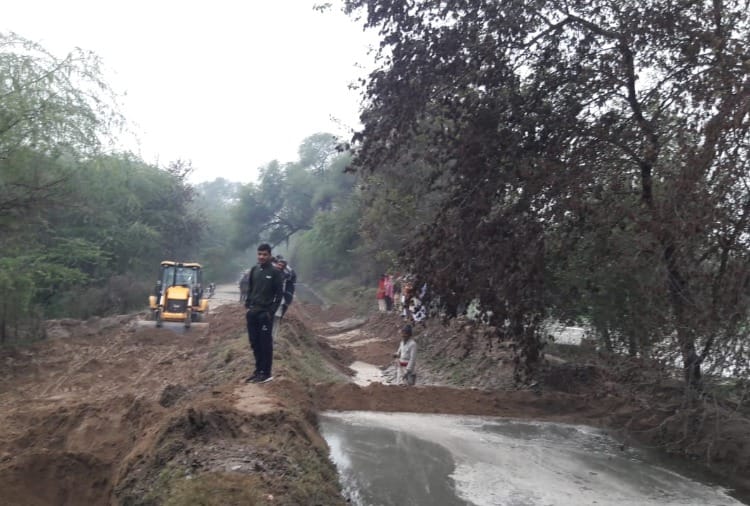Waterlogging in crops due to breaking of Rajbaha in Sirsa